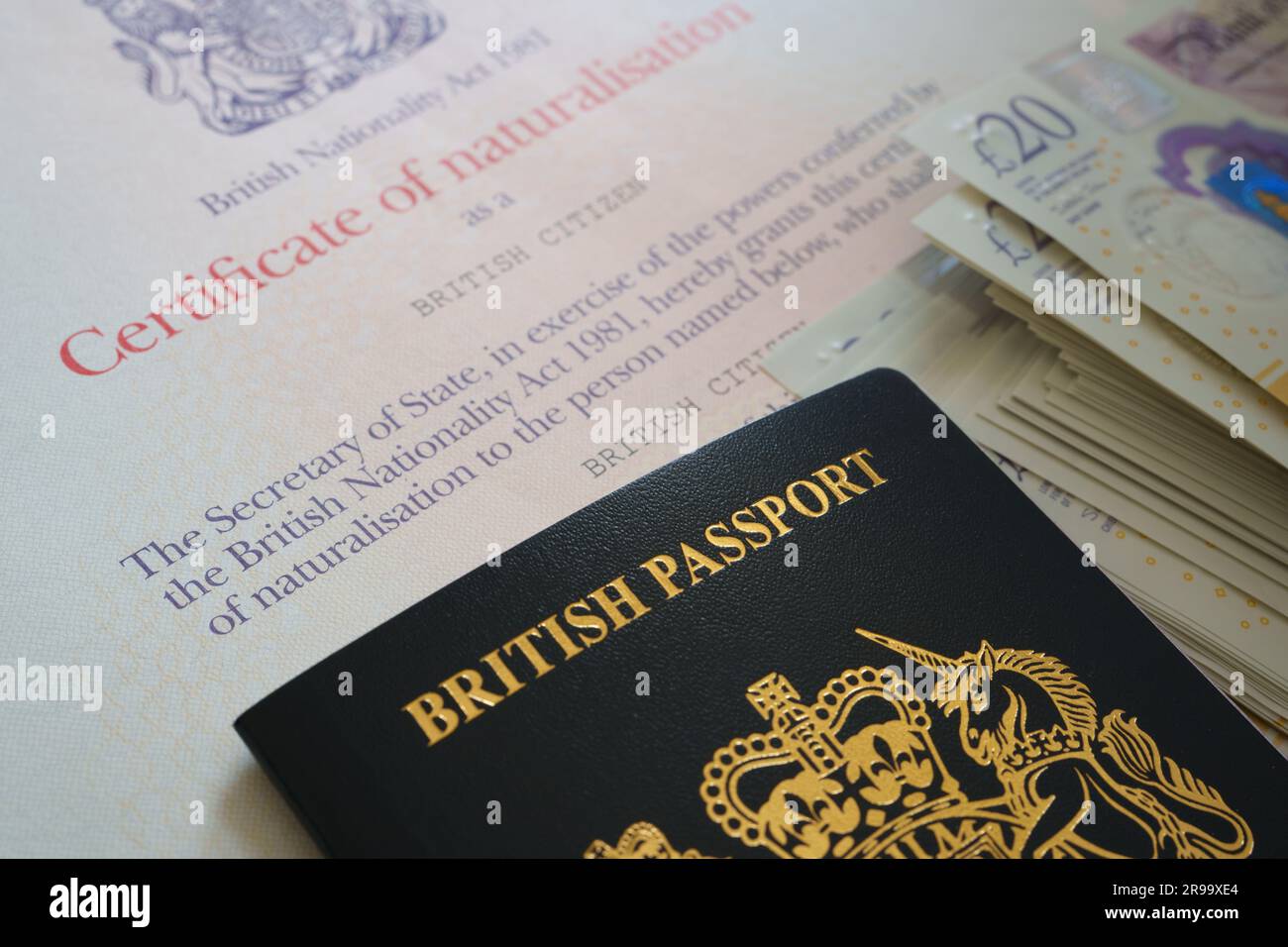 Britischer Pass, Bargeldhaufen und Einbürgerungszertifikat als britischer Staatsbürger. Konzept. Authentische Dokumente. Stafford, Vereinigtes Königreich, Juni 25 Stockfoto