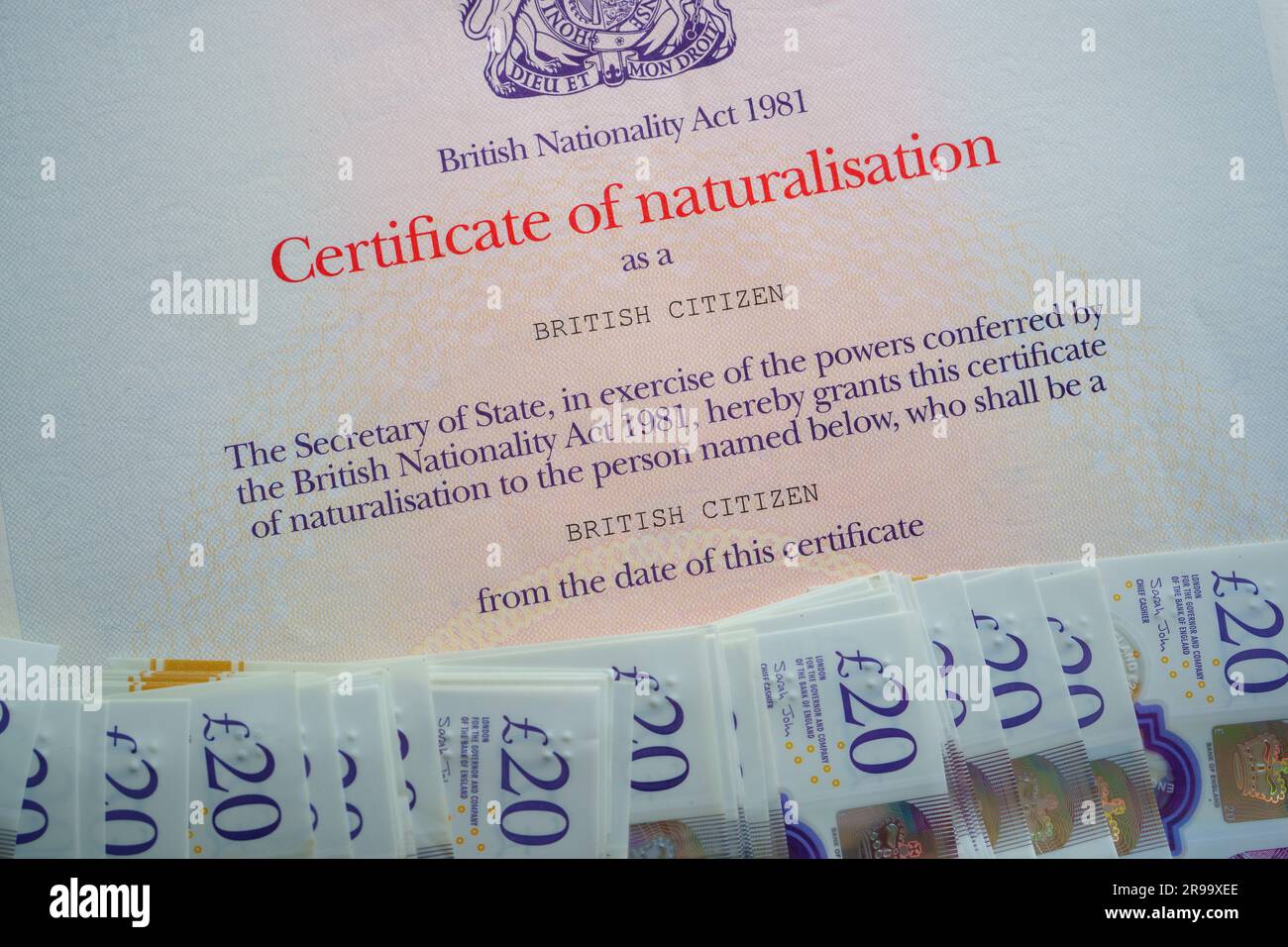 Einbürgerungsnachweis als britischer Staatsbürger mit 20-Pfund-Scheinen. Konzept für Antragsgebühren. Stafford, Großbritannien, 25. Juni 2023 Stockfoto