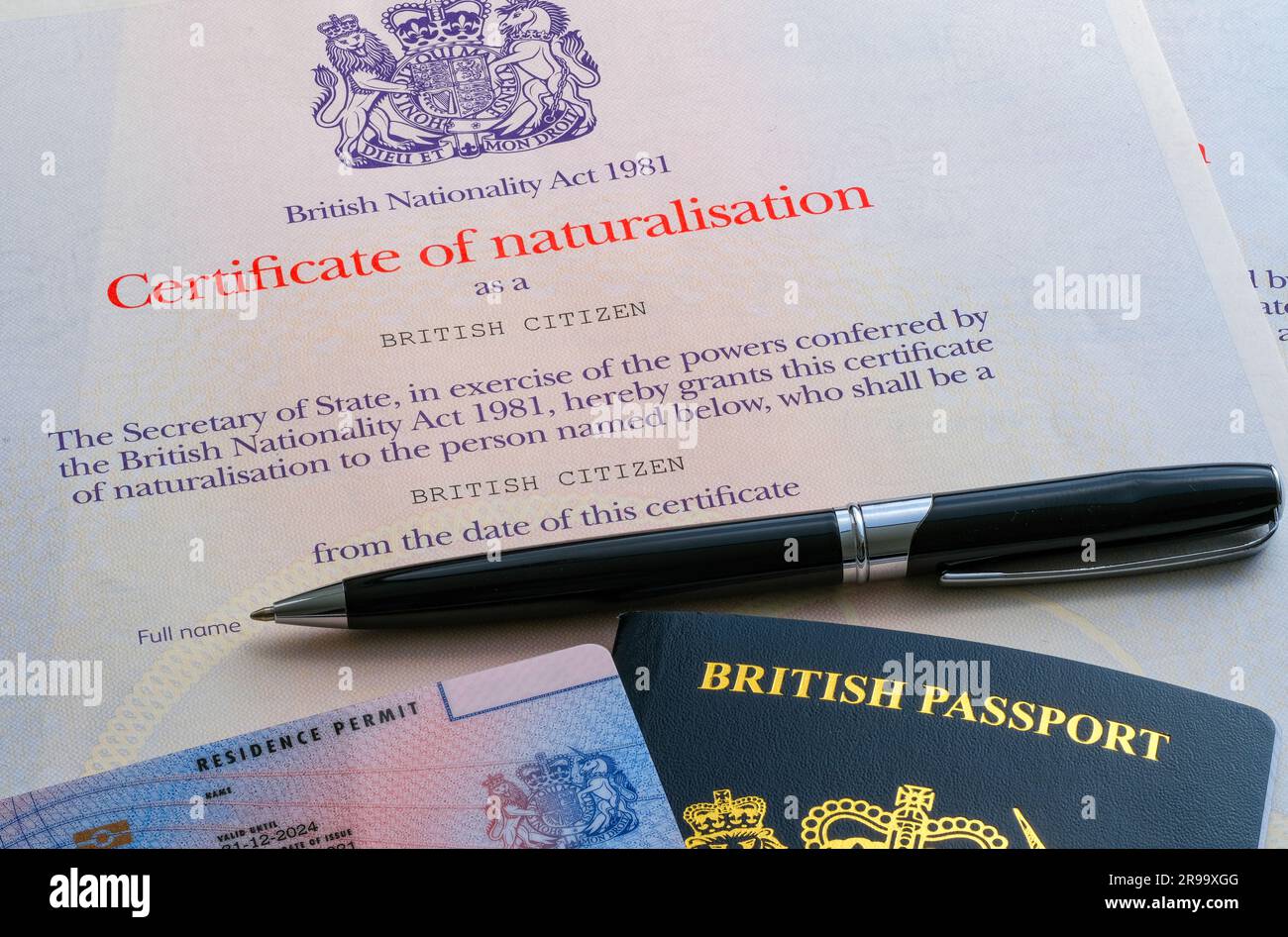 Biometrische Aufenthaltserlaubnis (ILR), britischer Reisepass zusätzlich zum Einbürgerungszertifikat als britischer Staatsbürger. Stafford, Großbritannien, 25. Juni 20 Stockfoto