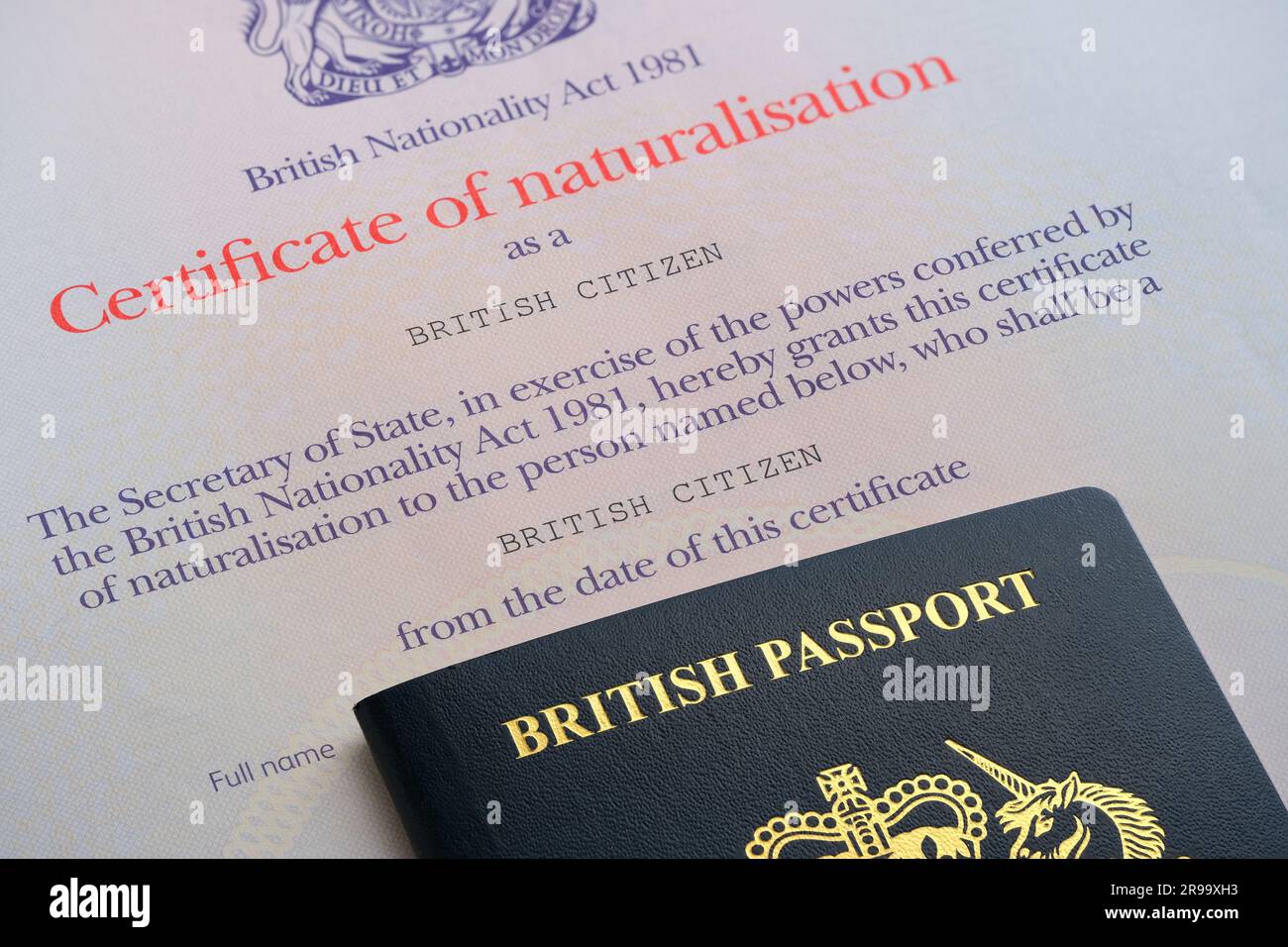 Britischer Reisepass zusätzlich zum Einbürgerungszertifikat als britischer Staatsbürger. Hochwertige Bilder. Stafford, Großbritannien, 25. Juni 2023 Stockfoto