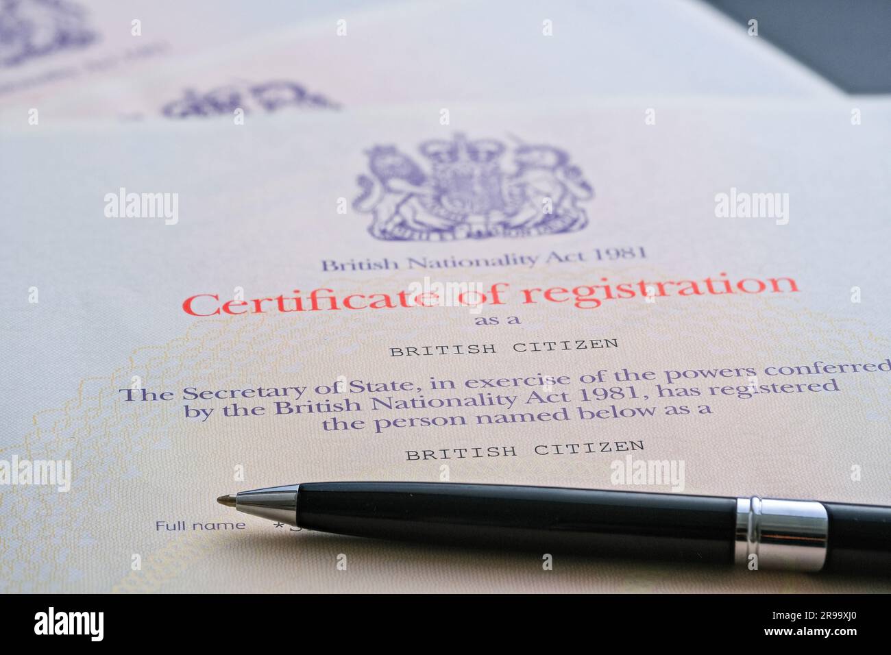 Eintragungsurkunde als britischer Staatsbürger und Stift oben. Stafford, Großbritannien, 25. Juni 2023 Stockfoto