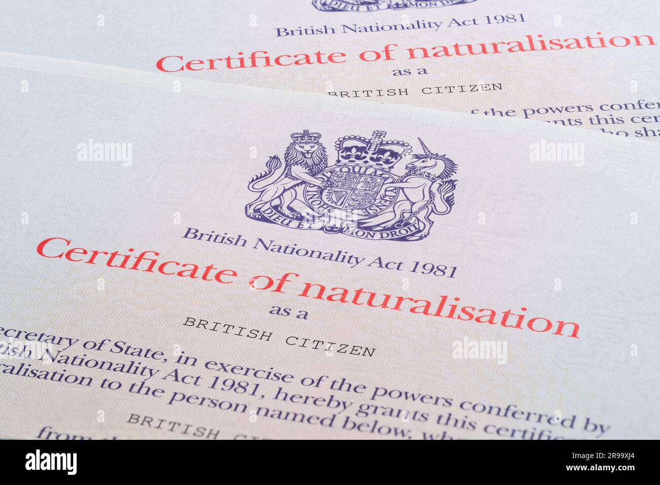 Originalzertifikate der Einbürgerung als britischer Staatsbürger. Stafford, Großbritannien, 25. Juni 2023 Stockfoto