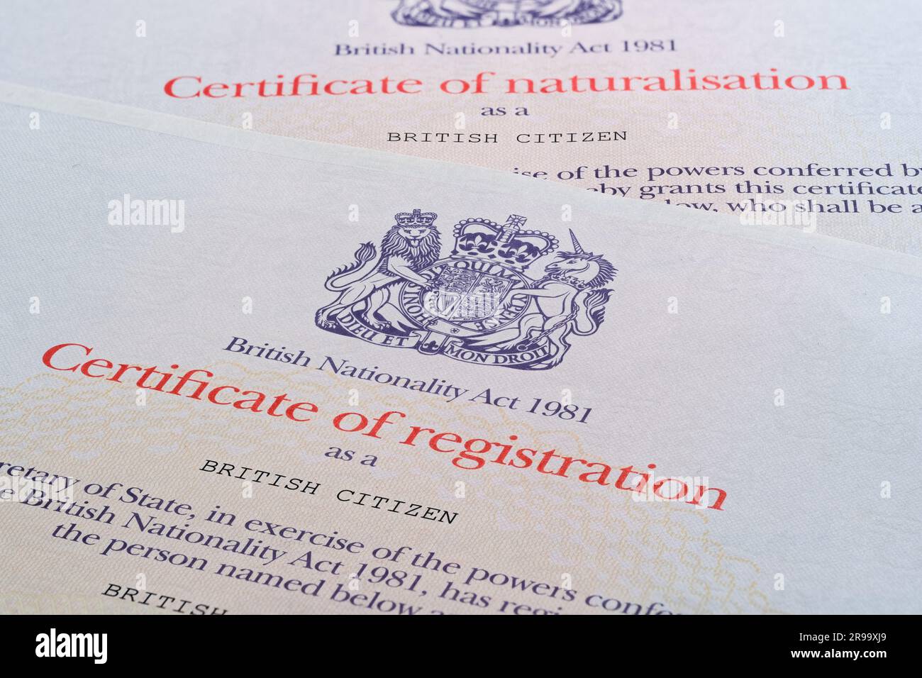 Originalzertifikate über die Eintragung als britischer Staatsbürger. Stafford, Großbritannien, 25. Juni 2023 Stockfoto