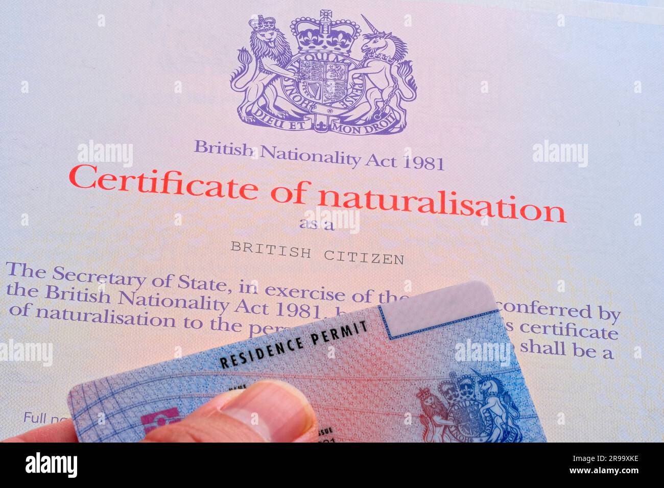 Biometrische Aufenthaltserlaubnis (ILR), die zusätzlich zum Einbürgerungszertifikat als britischer Staatsbürger angebracht wird. Stafford, Großbritannien, 25. Juni 2023 Stockfoto