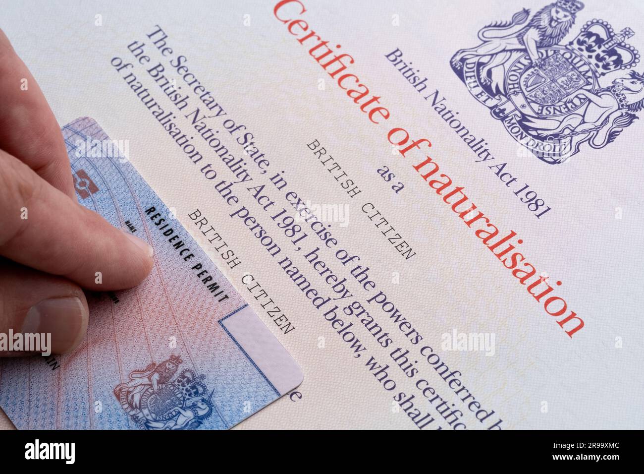 Biometrische Aufenthaltserlaubnis (ILR), die zusätzlich zum Einbürgerungszertifikat als britischer Staatsbürger angebracht wird. Stafford, Großbritannien, 25. Juni 2023 Stockfoto