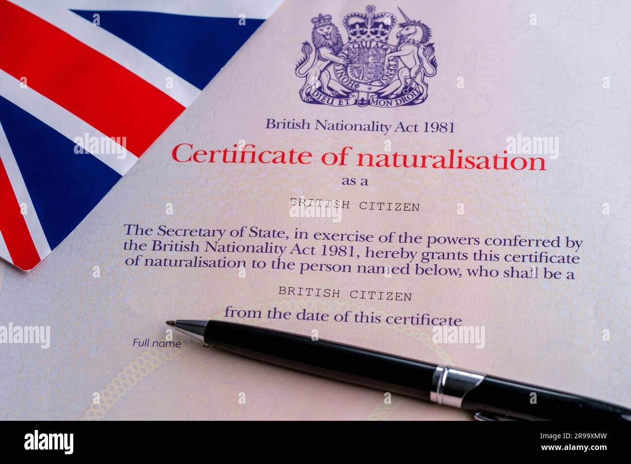 Britische Flagge und Stift auf der Bescheinigung über die authentische Staatsbürgerschaft. Einbürgerungsnachweis als britischer Staatsbürger. Stafford, Großbritannien, 25. Juni 20 Stockfoto