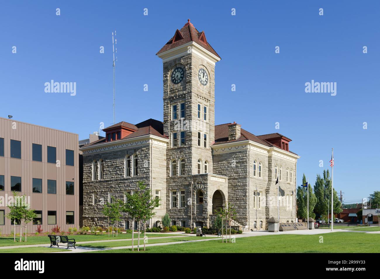 Dallas, OR, USA - 12. Juni 2023; Polk County Courthouse in Dallas, Oregon an einem Sommerabend mit blauem Himmel Stockfoto