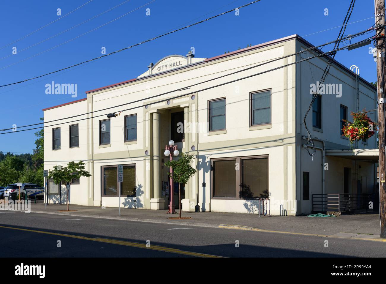 Silverton, OR, USA - 12. Juni 2023; Fassade des Rathausgebäudes in Silverton im Marion County, Oregon Stockfoto
