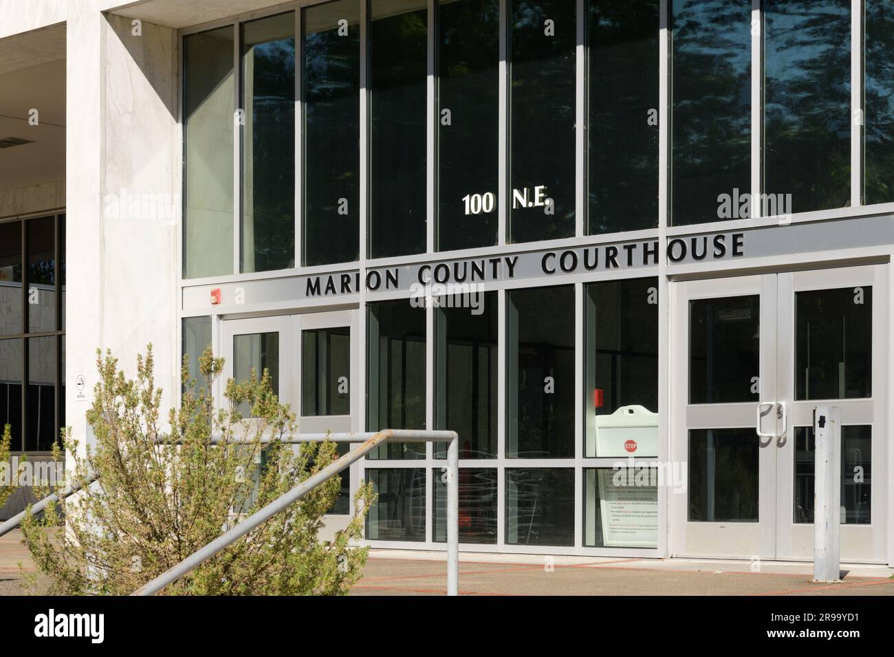 Salem, OR, USA - 11. Juni 2023; Schild mit dem Namen des Marion County Courthouse in Salem, Oregon Stockfoto