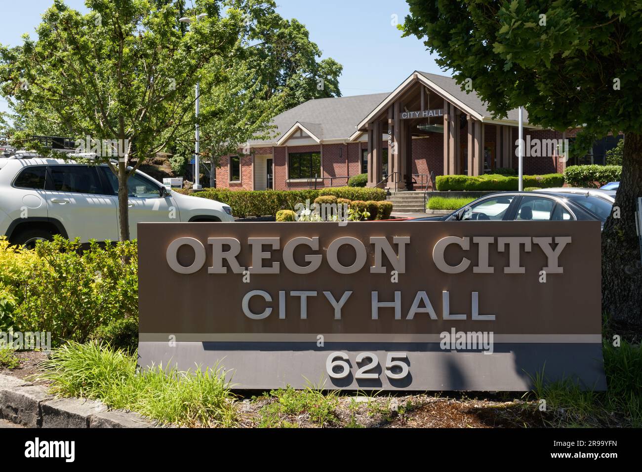 Oregon City, OR, USA - 11. Juni 2023; Schild am Oregon City Hall mit Gebäude und Hausnummer Stockfoto