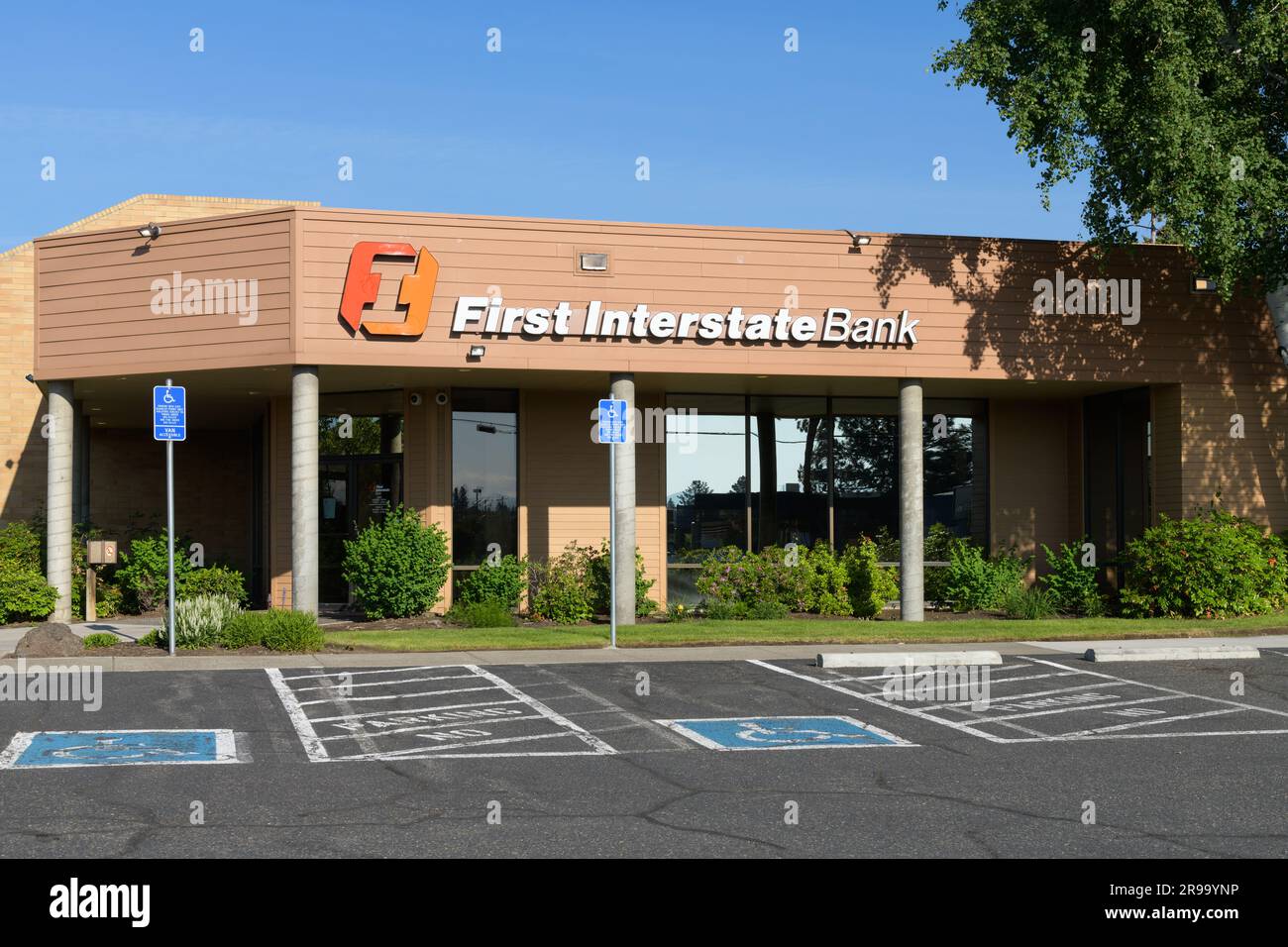 Bend, OR, USA - 15. Juni 2023; erstes Gebäude der Interstate Bank und Beschilderung mit Logo Stockfoto