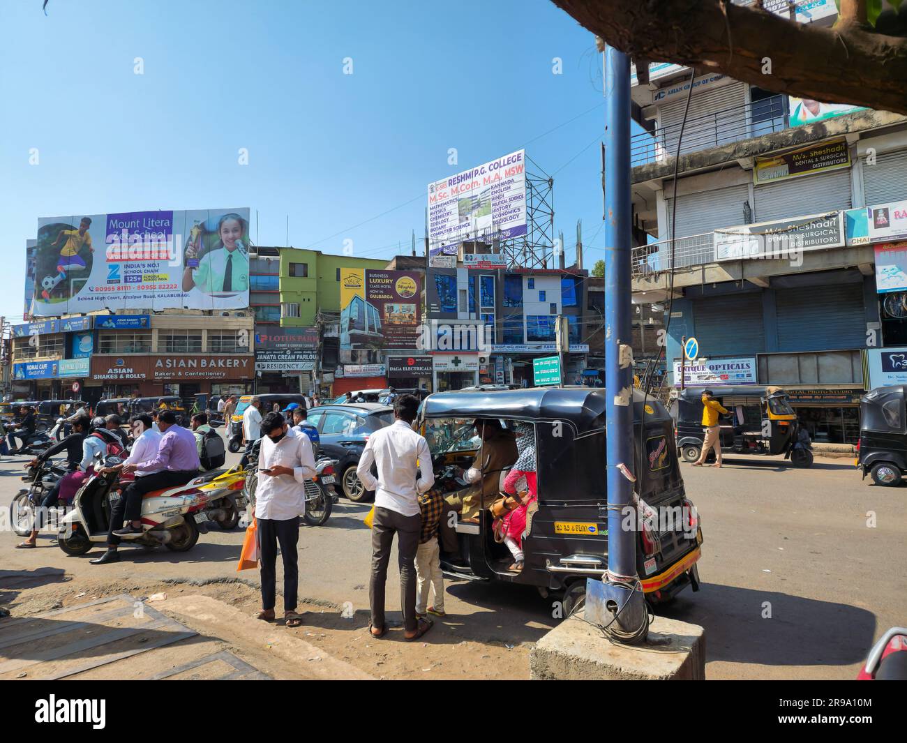 Eine alltägliche Straßenszene des belebten Indiens Stockfoto