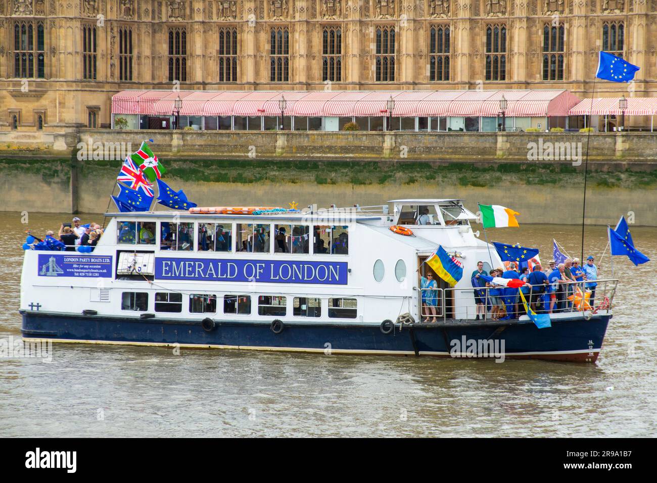 River Thames, London, UK - 24.06.2023 - das verbleibende Boot, das an den Houses of Parliament in der Themse vorbeifährt, auf der von der No 10 Vigil organisierten Reunion Boat Party. Stockfoto