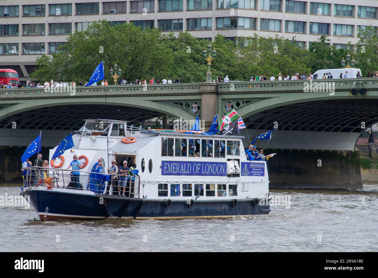 River Thames, London, UK - 24.06.2023 - das verbleibende Boot, das an den Houses of Parliament in der Themse vorbeifährt, auf der von der No 10 Vigil organisierten Reunion Boat Party. Stockfoto