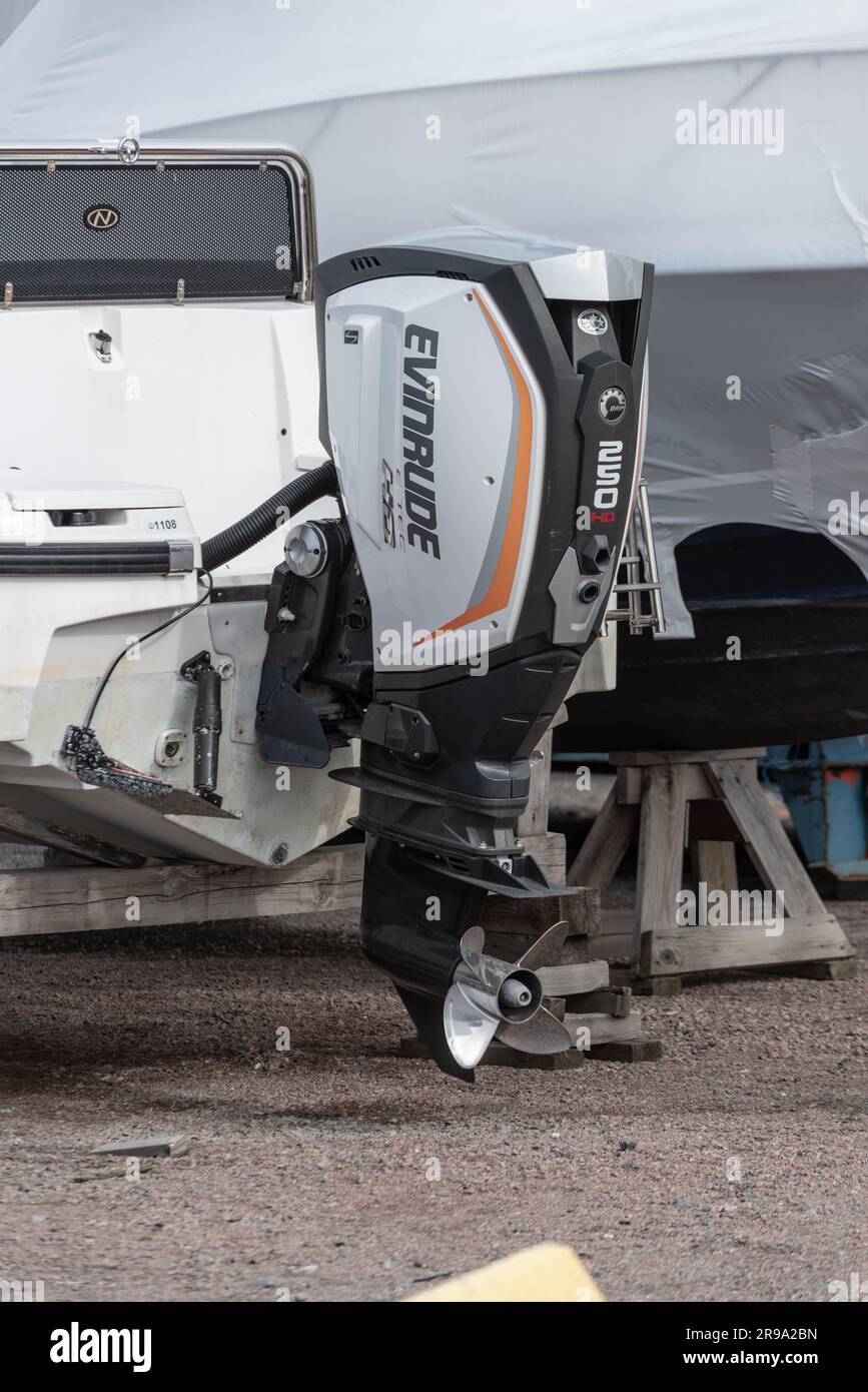 Göteborg, Schweden - März 27 2022: Evinrude E-TEC G2 250 HO Außenbordmotor auf einem Daycruiser. Stockfoto
