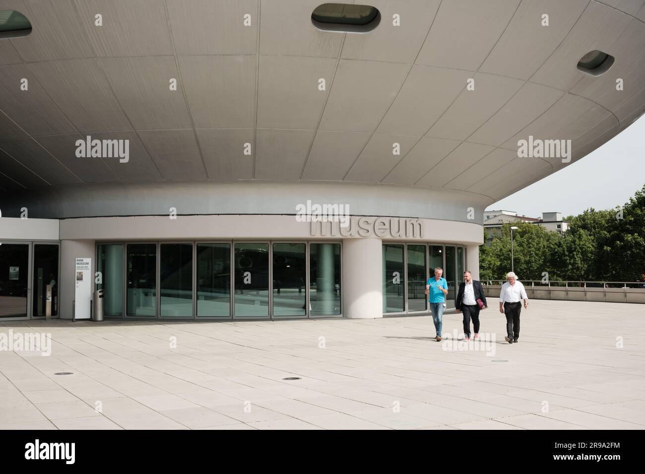 Eingang zum museum in der bmw welt -Fotos und -Bildmaterial in hoher ...