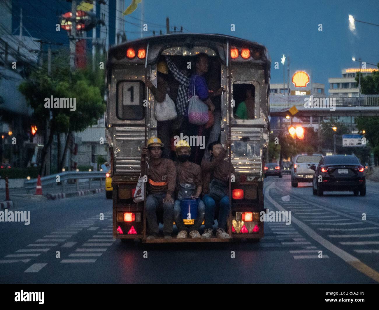 Bangkok, Thailand. 25. Mai 2023. Bei Tagesanbruch werden asiatische Arbeiter per Lkw zu ihrem Arbeitsplatz auf der Ratchadaphisek Road gefahren, einer Hauptstraße in Bangkok. Thailands Arbeitsmarkt steht vor mehreren Herausforderungen, darunter niedrige Einkommen führen zu Haushaltsverschuldung, sinkende Erwerbsbeteiligung, langsame Verlagerung von Arbeitsplätzen aus der Landwirtschaft und hohe informelle Raten, die die neue Regierung versprochen hat, um diese seit langem bestehenden Ungleichheitsprobleme zu beheben. (Foto: Nathalie Jamois/SOPA Images/Sipa USA) Guthaben: SIPA USA/Alamy Live News Stockfoto