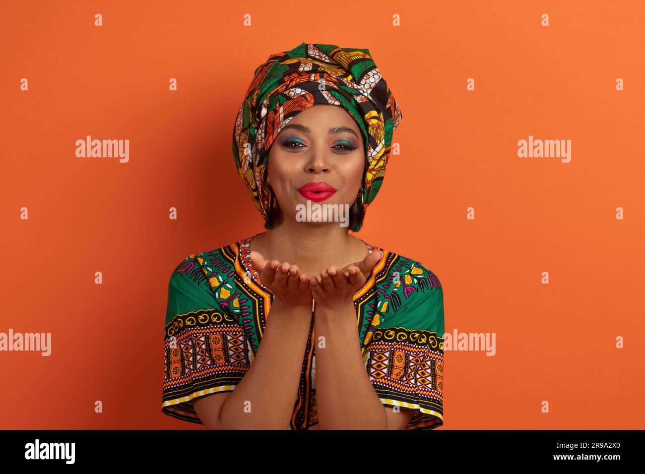 Flirtende, wunderschöne afrikanische Dame, die Fliegenkuss vor der Kamera schickt Stockfoto
