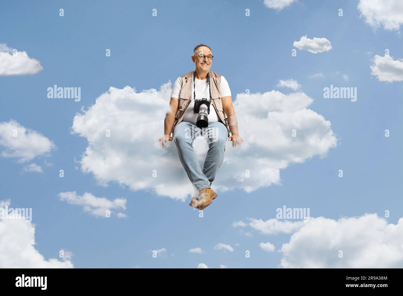 Fotograf schwebt auf einer Wolke am Himmel Stockfoto