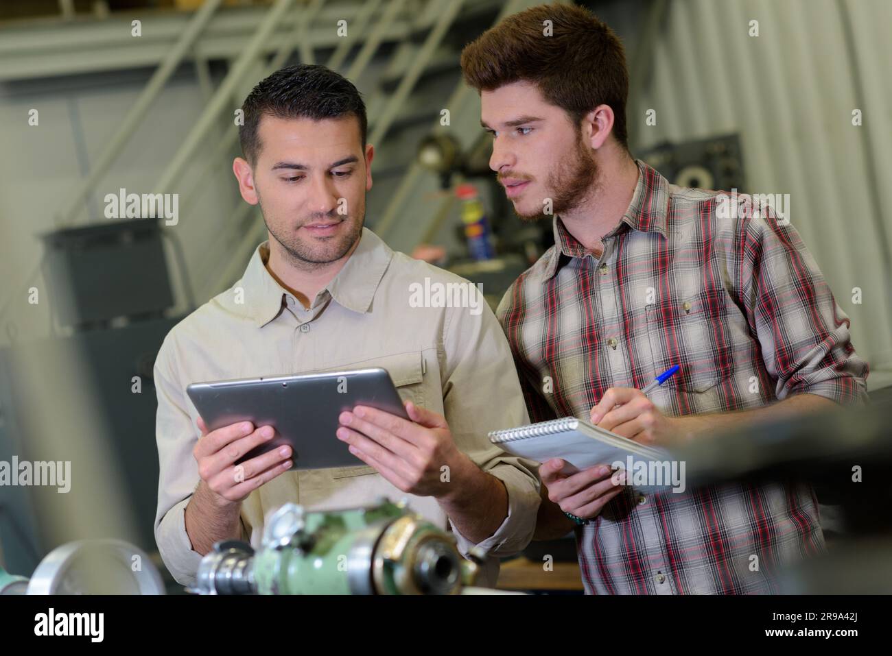 Experten bei der Qualitätskontrolle im Inneren einer Fabrik Stockfoto