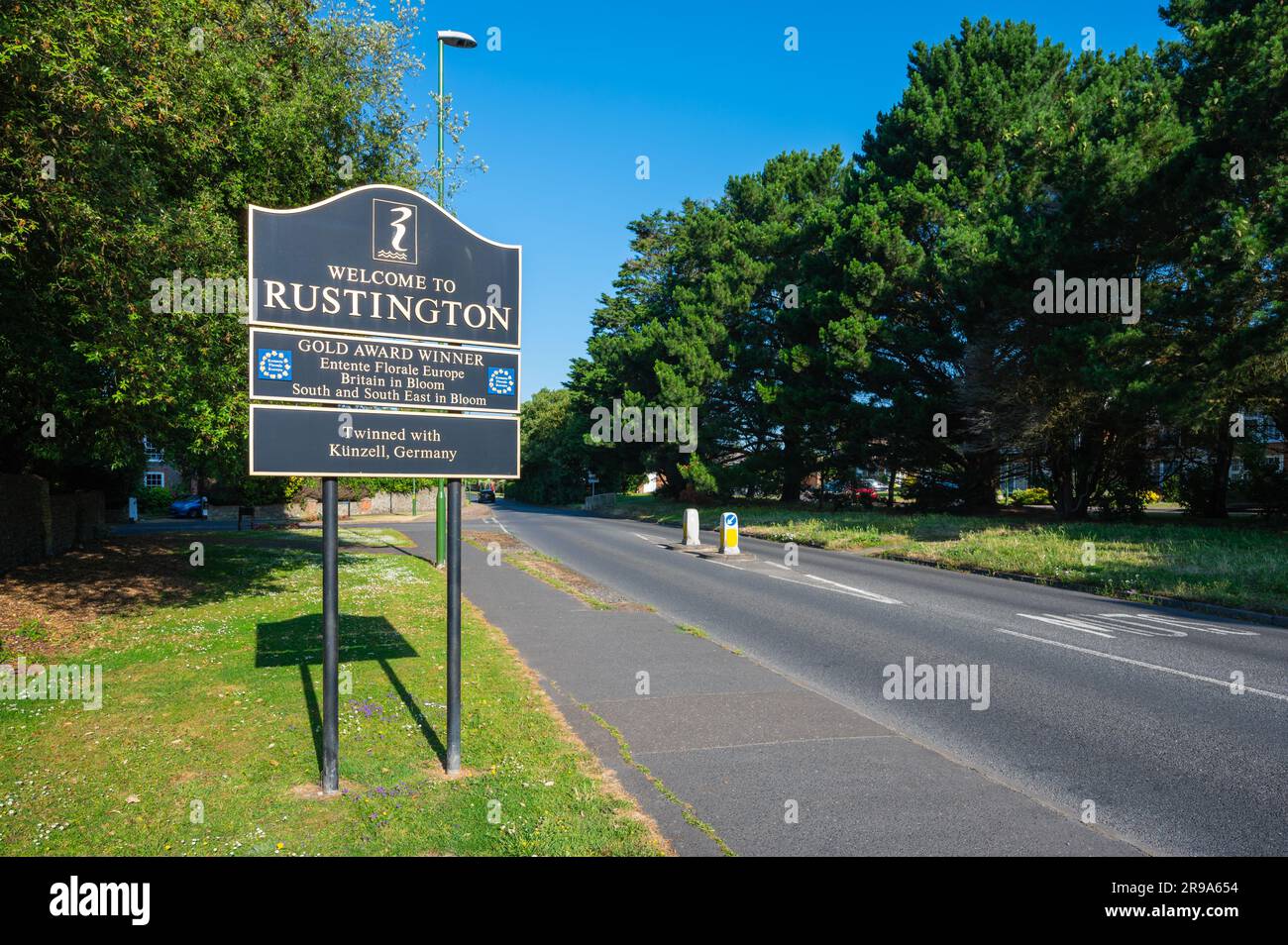 Willkommen Sie bei Rustington Zeichen an einer Hauptstraße in Rustington, West Sussex, England, UK. Stockfoto