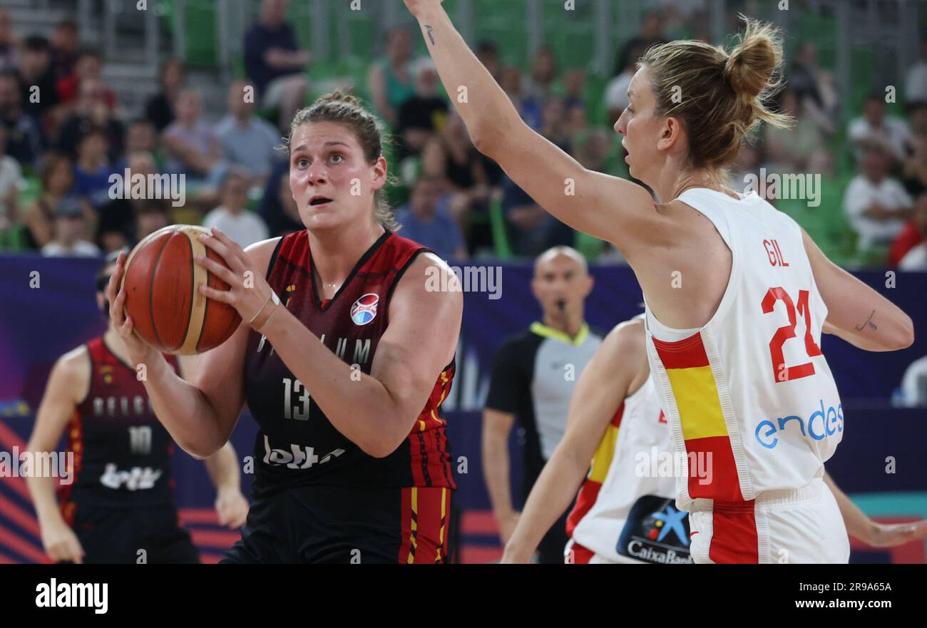 Ljubljana, Slowenien. 25. Juni 2023. Kyara Linskens in Belgien und Laura Gil in Spanien kämpfen während des letzten Basketballspiels zwischen der belgischen Nationalmannschaft "die belgischen Katzen" und Spanien am Sonntag, den 25. Juni 2023, in Ljubljana, Slowenien, bei der FIBA Women EuroBasket 2023 Europameisterschaft in Israel und Slowenien um den Ball. Es ist das erste Finale überhaupt für Belgien. BELGA PHOTO VIRGINIE LEFOUR Kredit: Belga News Agency/Alamy Live News Stockfoto