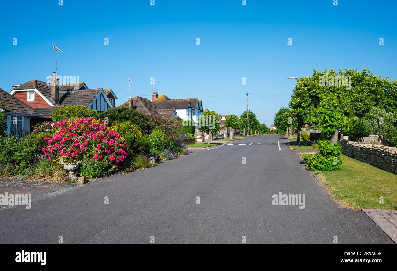 Private Straße ohne Bürgersteig und ohne geparkte Autos, ein schöner malerischer Ort zum Leben, in einer hübschen Wohnstraße in West Sussex, England, Großbritannien. Stockfoto