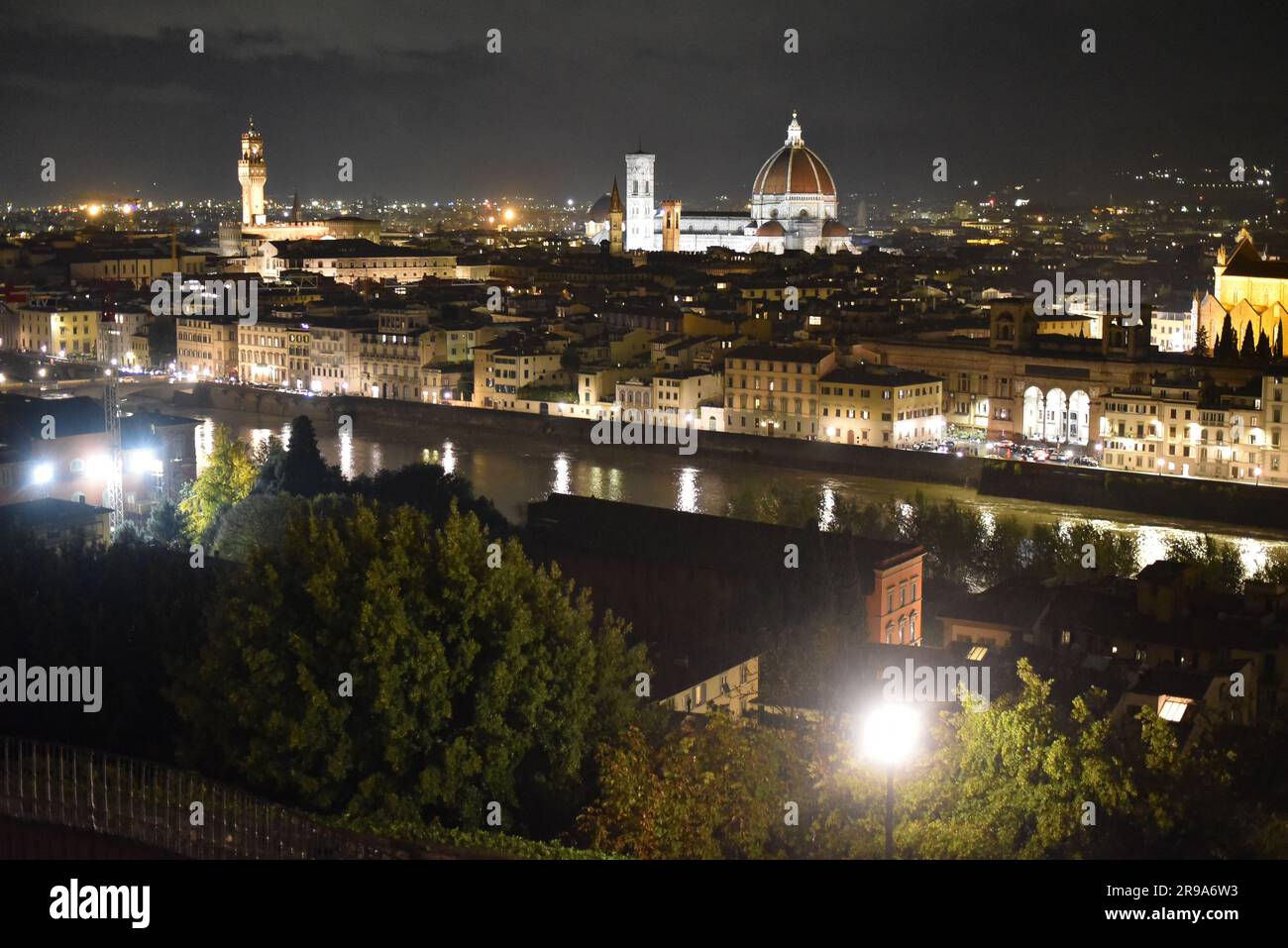 Florenz, Italien - 22. November 2022: Nächtliches Stadtbild über Florenz Stockfoto