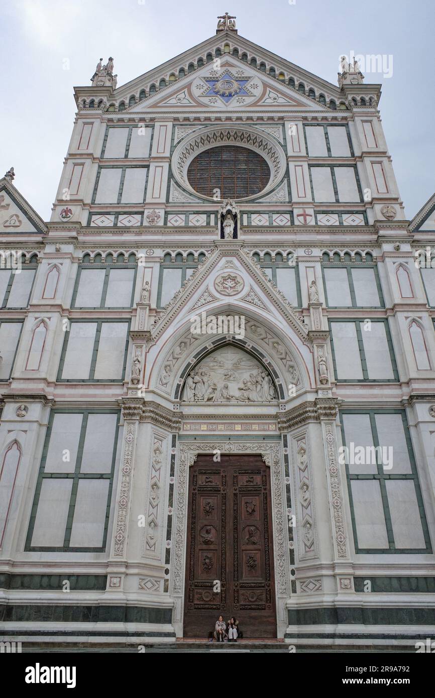 Florenz, Italien - 22. November 2022: Weihnachtsmarkt auf der Piazza Santa Croce und Basilica di Santa Croce di Firenze Stockfoto