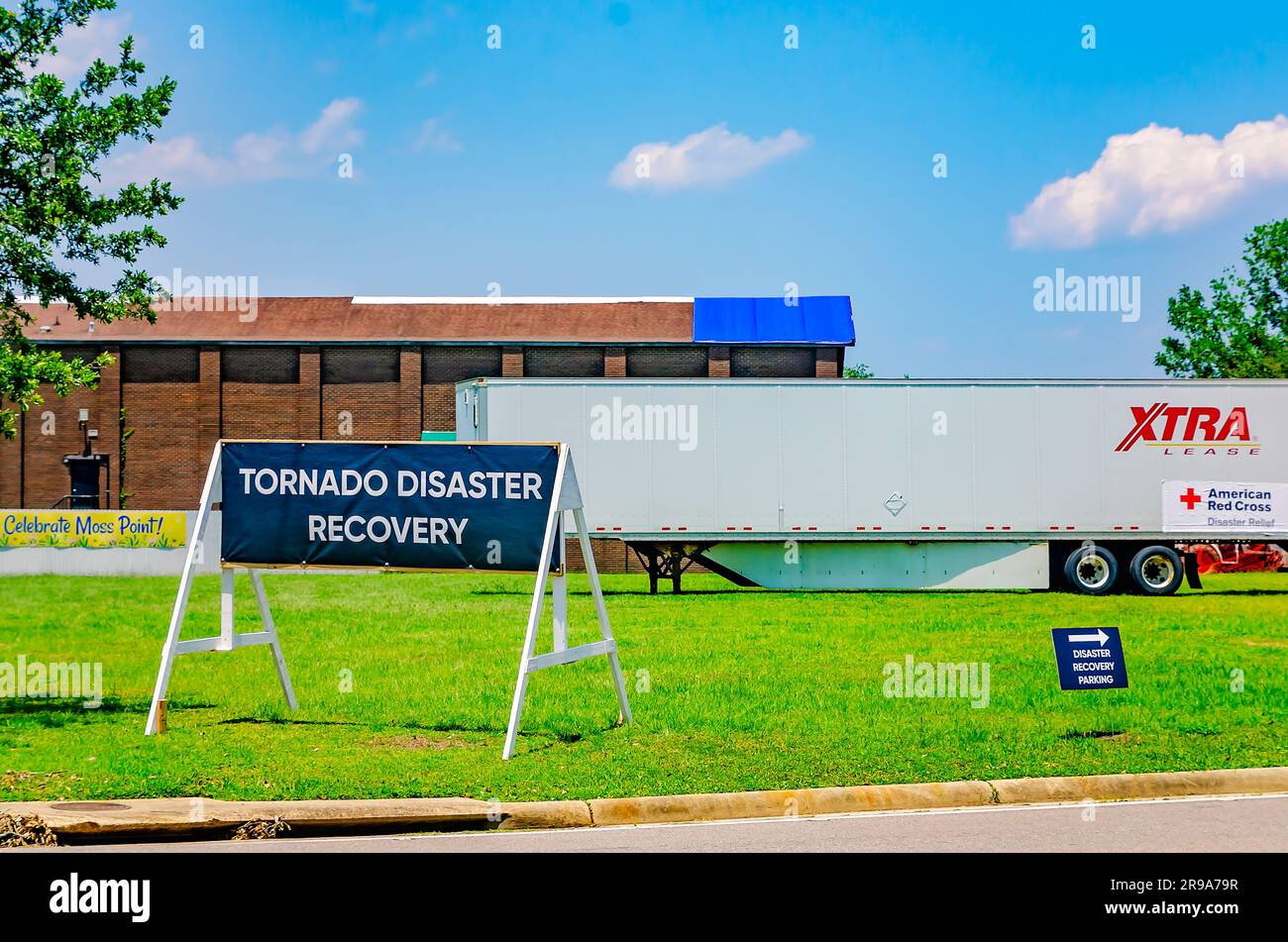 Das amerikanische Rote Kreuz und andere Katastrophenhilfeagenturen versammeln sich, um den Tornado-Opfern am 24. Juni 2023 in Moss Point, Mississippi, zu helfen. Stockfoto