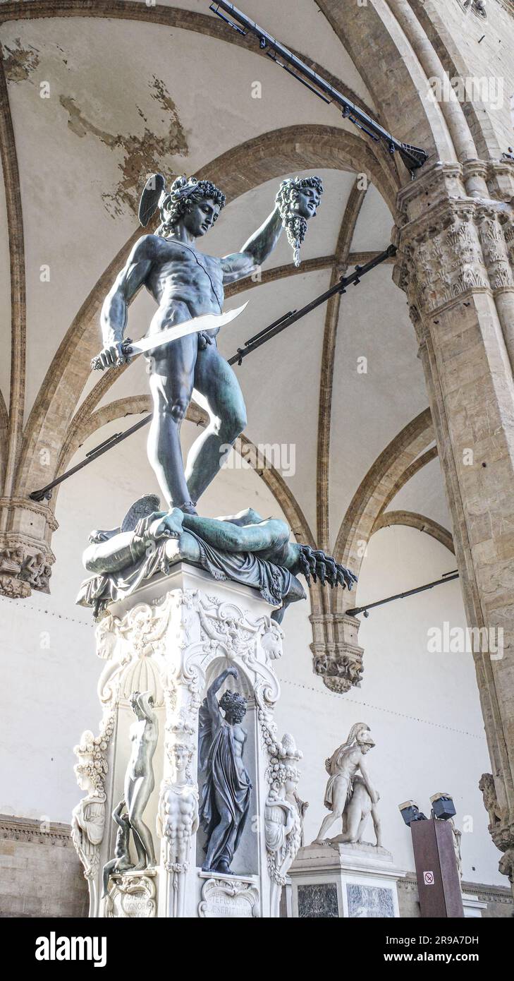 Florenz, Italien - 22. November 2022: Die Perseus-Statue von Benvenuto Cellini mit dem Kopf der Medusa, Loggia dei Lanzi, Piazza della Signoria Stockfoto