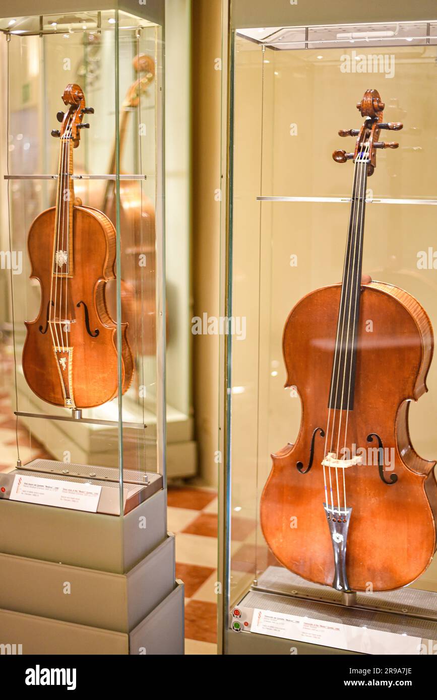 Florenz, Italien - 21. November 2022: Violinen im Museum der Academia Gallery of Music Stockfoto