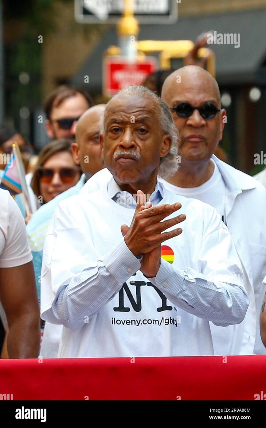 Reverend Al Sharpton während des jährlichen Pride March am 25. Juni 2023 in New York City. Heritage of Pride organisiert die Veranstaltung und unterstützt Gleichberechtigung für verschiedene Gemeinschaften ohne Diskriminierung. Kredit: Brazil Photo Press/Alamy Live News Stockfoto