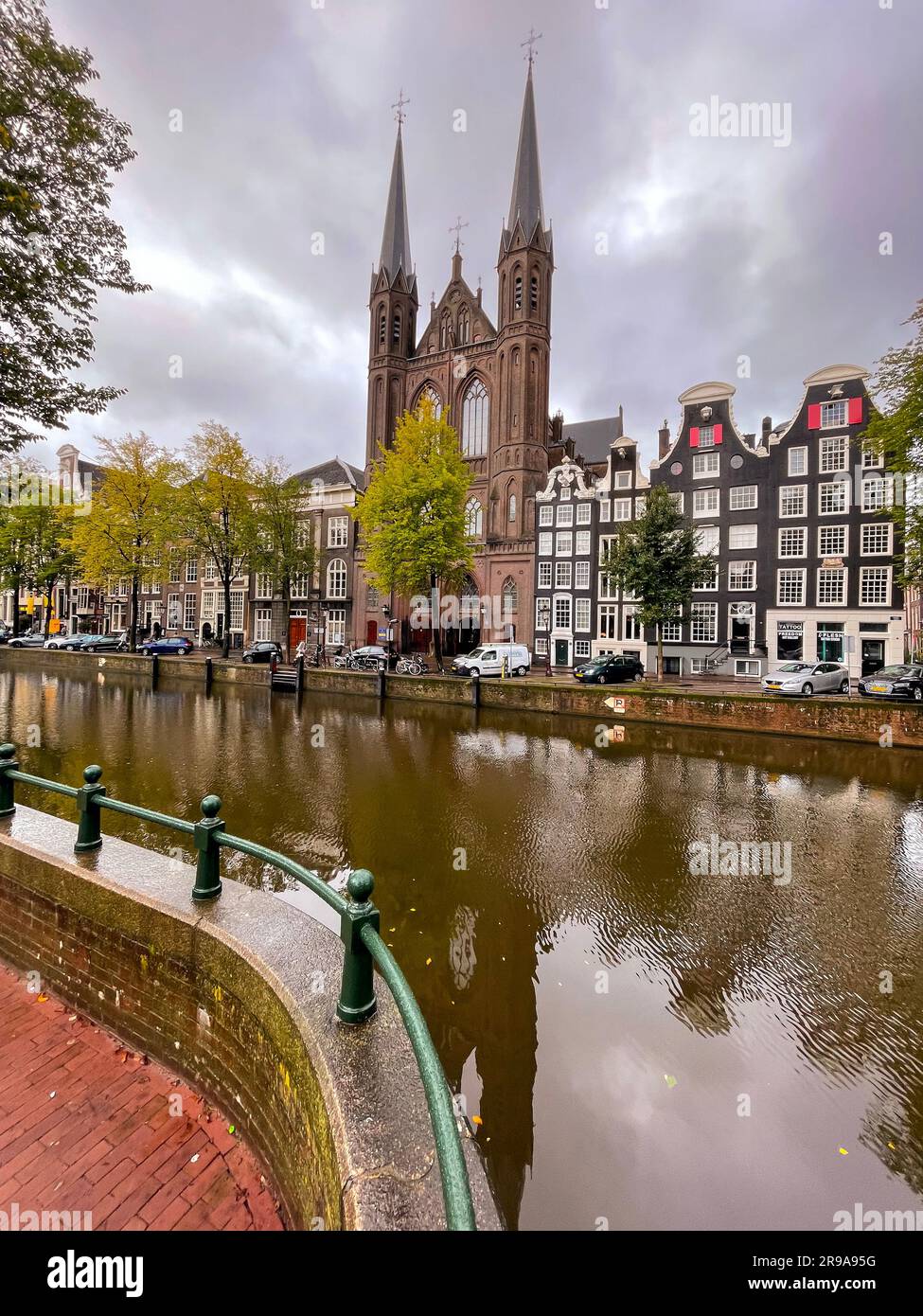 Amsterdam, NL - 12. Okt 2021: De Krijtberg Kerk ist eine römisch-katholische Kirche in Amsterdam, die sich am Singel befindet. Entworfen von Alfred Tepe und eröffnet Stockfoto