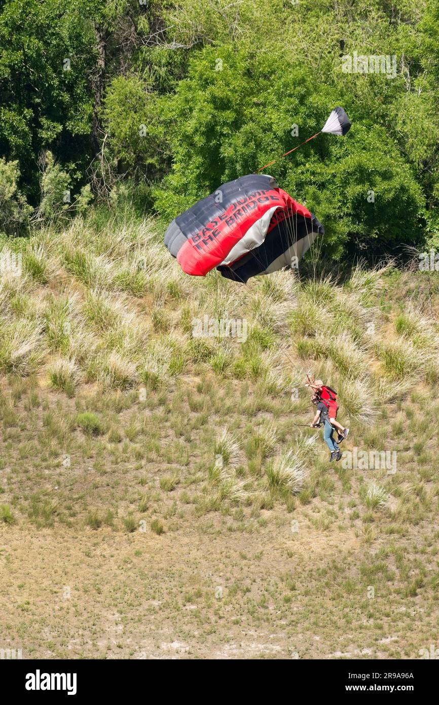 Tandem-Baseballspringer bereiten sich auf die Landung in Twin Falls, Idaho, vor. Stockfoto