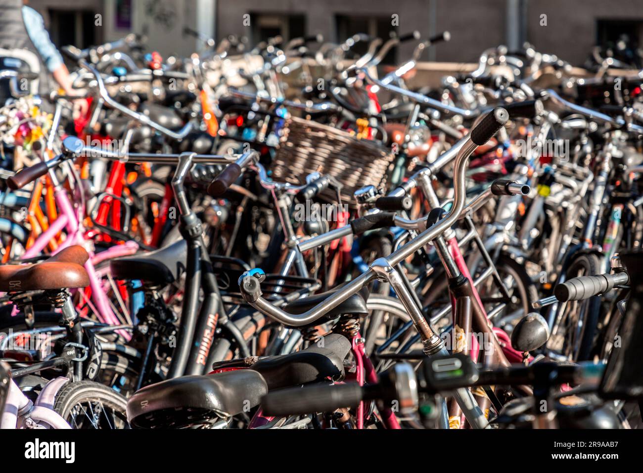 Utrecht, NL - 9. Okt 2021: Viele Fahrräder parken auf einer Straßenseite in Utrecht, Niederlande. Stockfoto