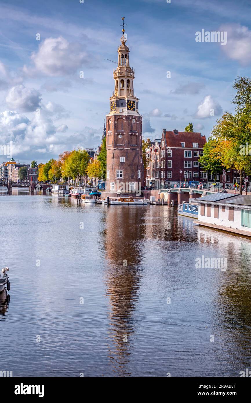 Amsterdam, NL - 11. Okt. 2021: Der Montelbaanstoren-Turm am Oudeschans-Kanal in Amsterdam, Niederlande, erbaut im Jahr 1516 zur Verteidigung der Stockfoto