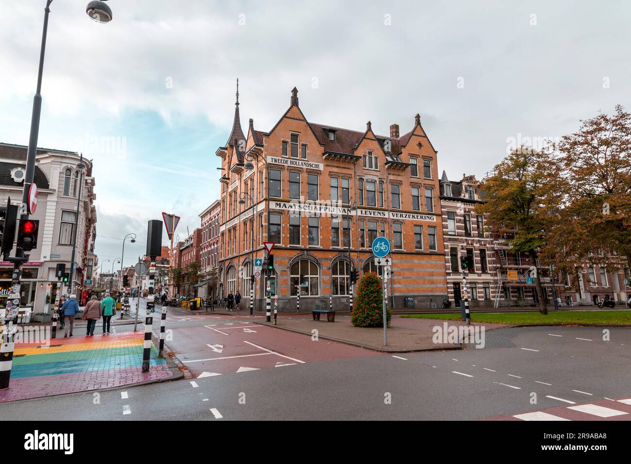 Haarlem, Niederlande - 13. Oktober 2021: Blick auf die Straße und allgemeine Architektur in Haarlem mit typisch holländischen Gebäuden. Stockfoto