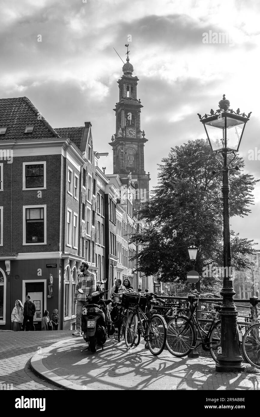 Amsterdam, NL - 10. Oktober 2021: Kanäle und typisch holländische Architektur in Amsterdam, einem der beliebtesten Reiseziele in Europa. Stockfoto