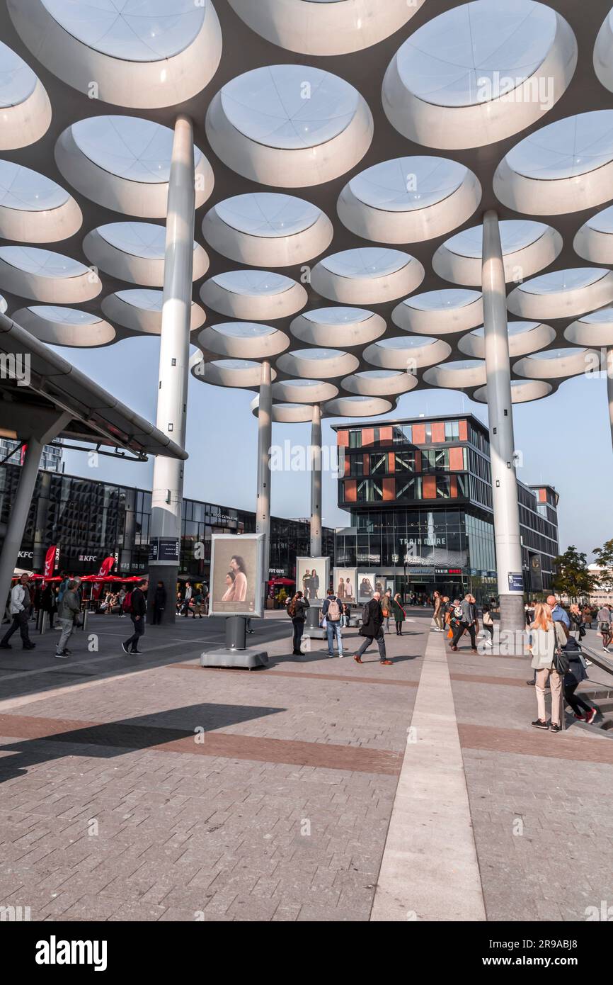 Utrecht, NL - 9. Okt 2021: Der Hauptbahnhof Utrecht ist das Transitzentrum, das zwei Fahrradparkplätze, zwei Bushaltestellen, zwei Straßenbahnhaltestellen und die C Stockfoto