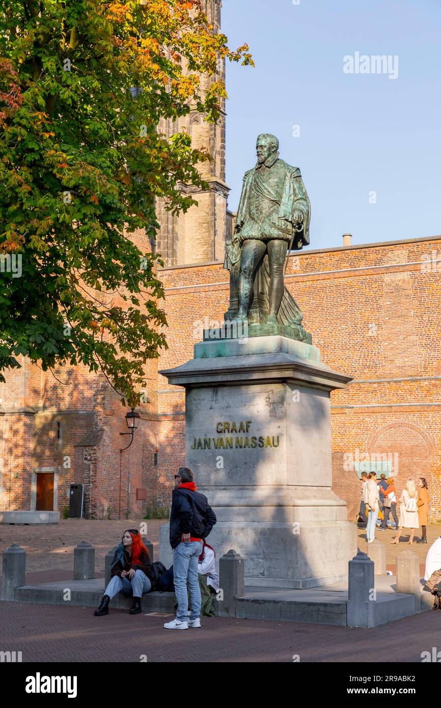 Utrecht, NL - 9. Okt 2021: Statue von Graaf Jan van Nassau am Janskerkhof, St. John Square in Utrecht, Niederlande. Stockfoto