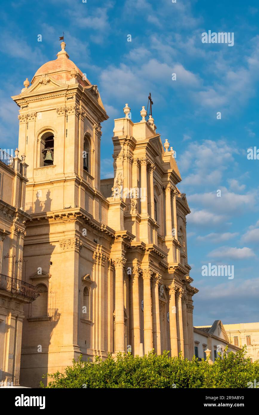 Die barocke Kathedrale von San Nicolo in Noto, Sizilien, in der untergehenden Sonne Stockfoto