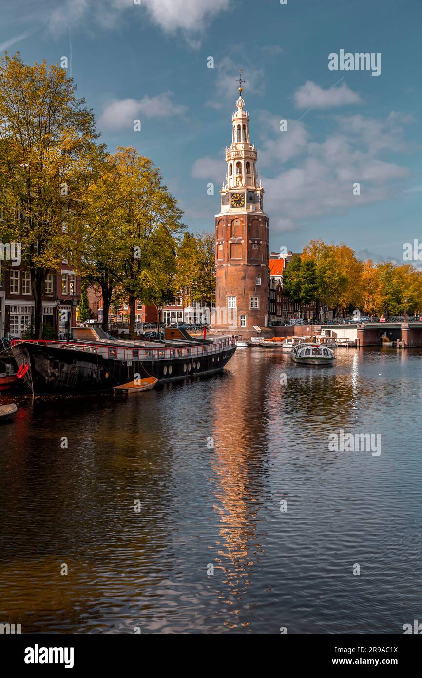 Amsterdam, NL - 11. Okt. 2021: Der Montelbaanstoren-Turm am Oudeschans-Kanal in Amsterdam, Niederlande, erbaut im Jahr 1516 zur Verteidigung der Stockfoto