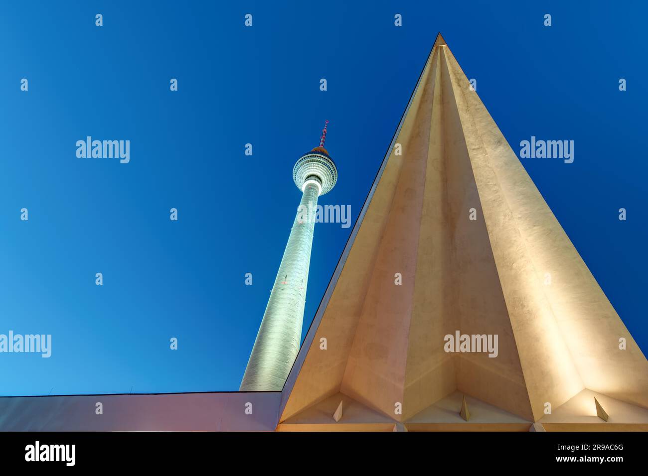 Der berühmte Fernsehturm am Alexanderplatz in Berlin bei Nacht Stockfoto