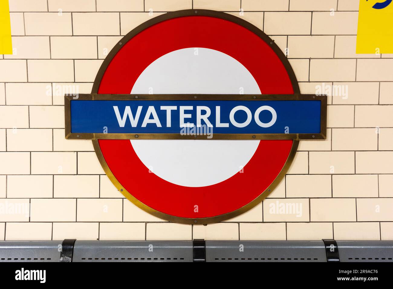 Waterloo U-Bahnstation Schild und Logo an der Wand neben dem Bahnsteig. England, Großbritannien. Konzept: U-Bahn, Transport nach London, Waterloo U-Bahn-Station Stockfoto