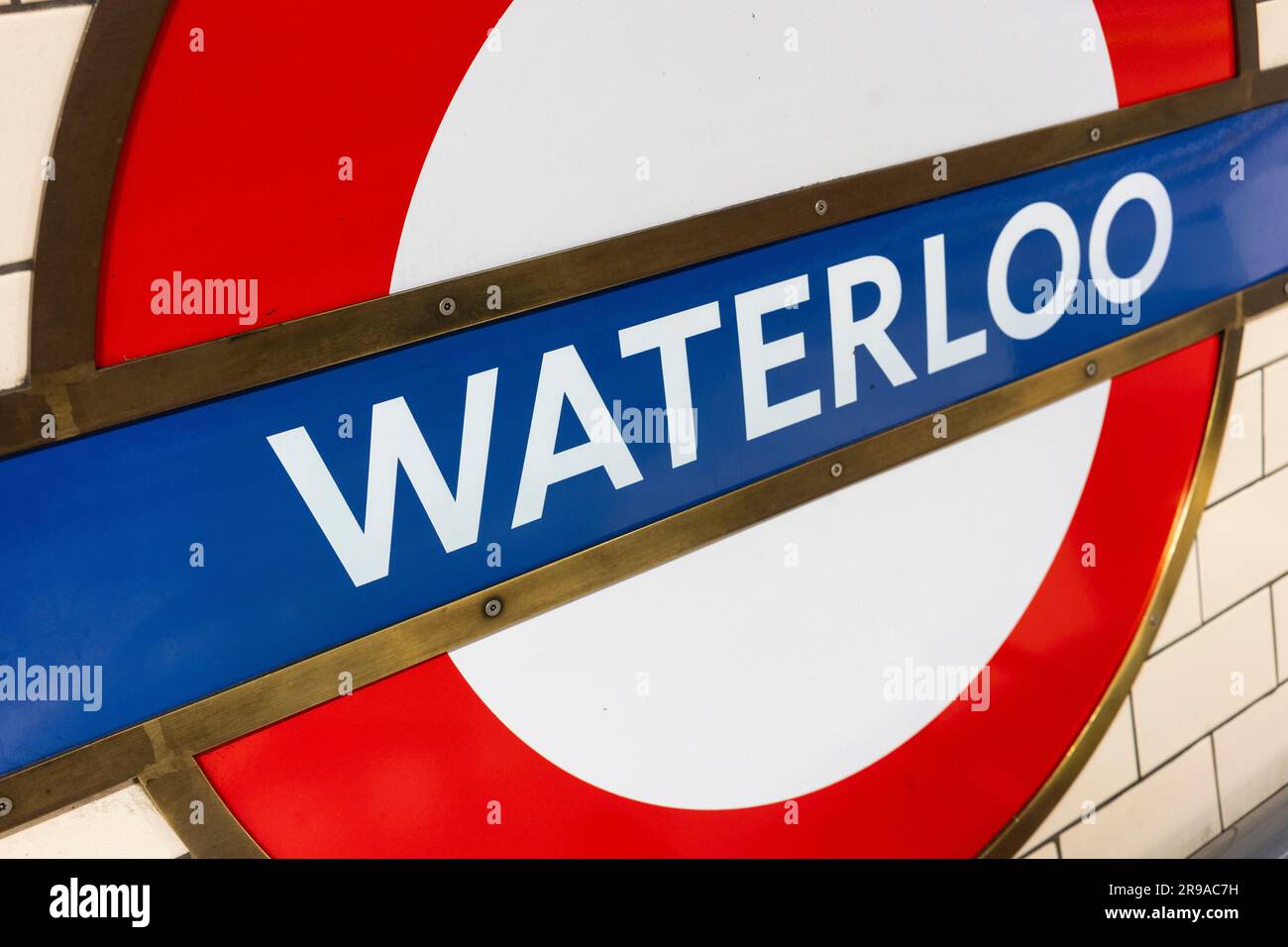 Waterloo U-Bahnstation Schild und Logo an der Wand neben dem Bahnsteig. England, Großbritannien. Konzept: U-Bahn, Transport nach London, Waterloo U-Bahn-Station Stockfoto