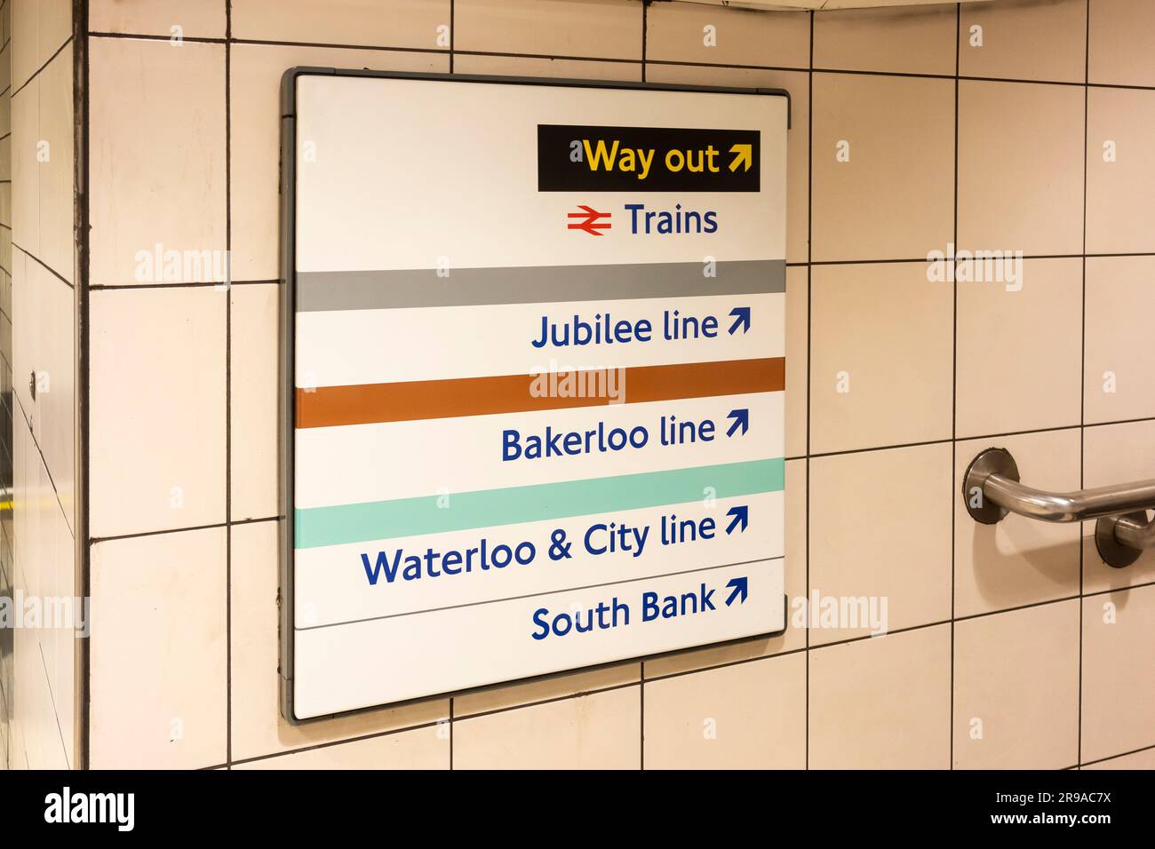Wegbeschreibungen an der Londoner U-Bahn-Station, die den Weg nach draußen zeigt, Jubilee Line, Bakerloo Line, Waterloo und City Line und South Bank Tube Line. UK Stockfoto