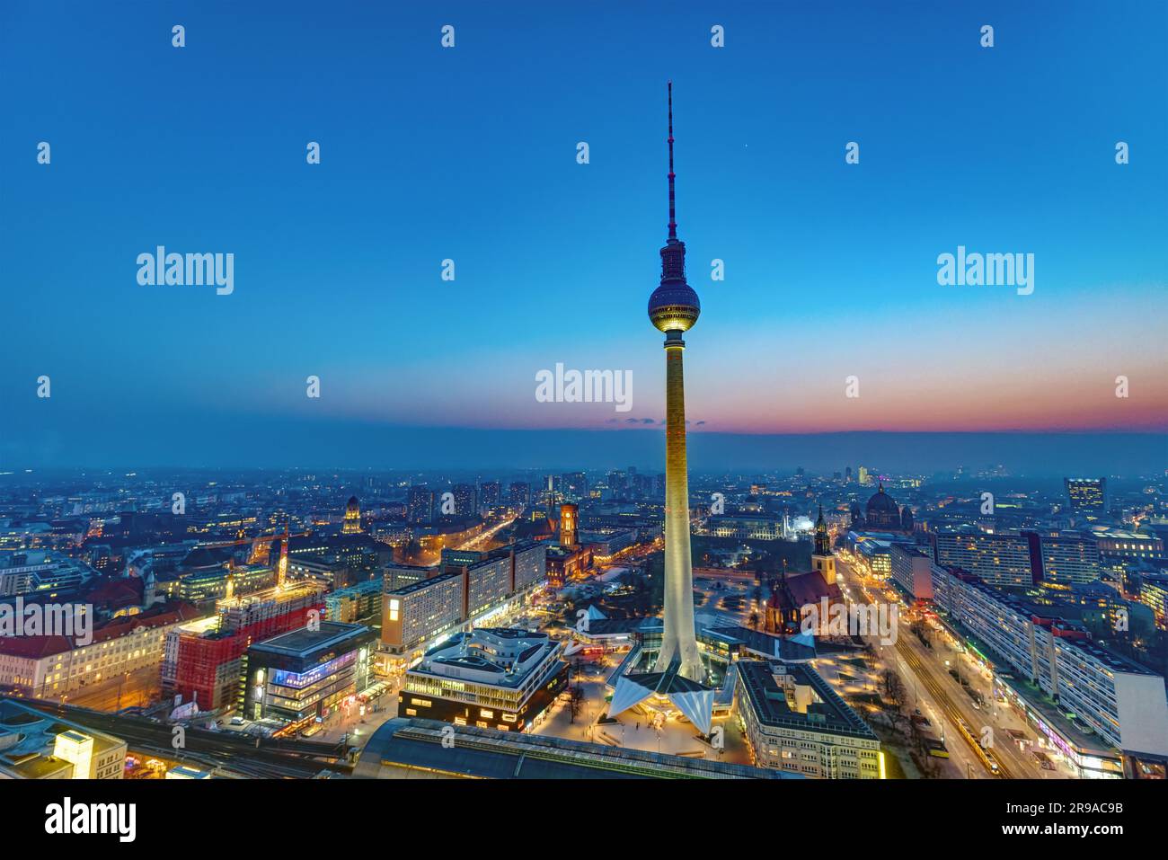 Abenddämmerung über dem Herzen Berlins mit dem berühmten Fernsehturm Stockfoto