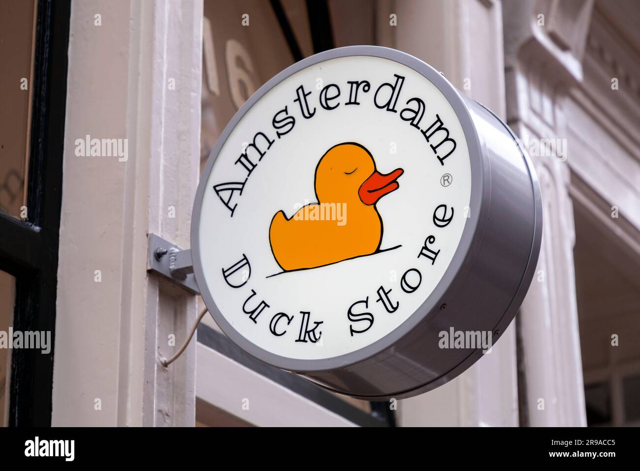 Amsterdam, NL - 10. Okt 2021: Das Zeichen des Amsterdamer Duck Store, der Spielzeugenten in verschiedenen Formen verkauft. Stockfoto