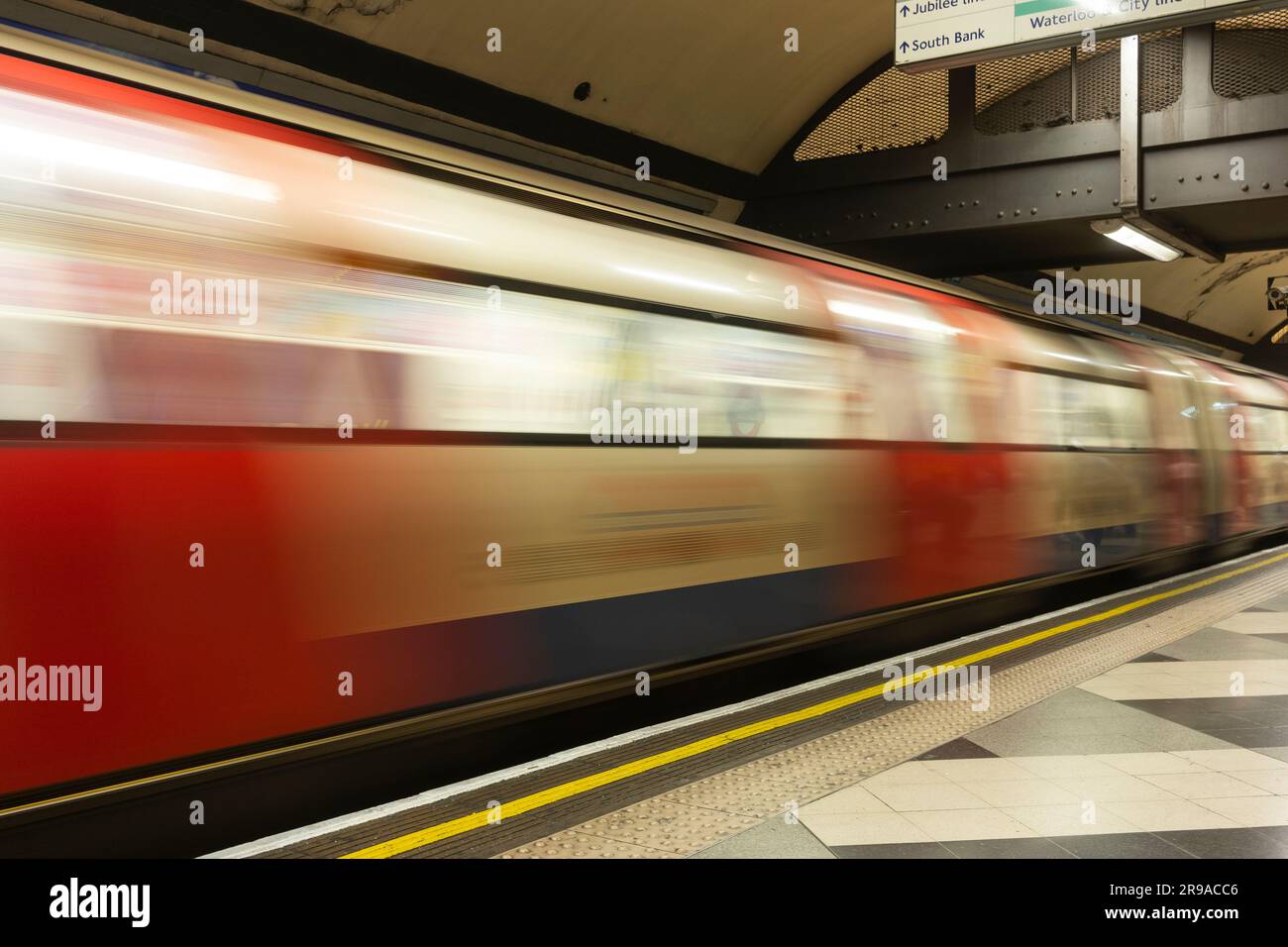 U-Bahn-Zug, der am Bahnsteig in Chalk Hill, London ankommt/abfährt und Bewegungsunschärfe zeigt. Konzept: Röhrenangriffe, Fahrerangriff Stockfoto